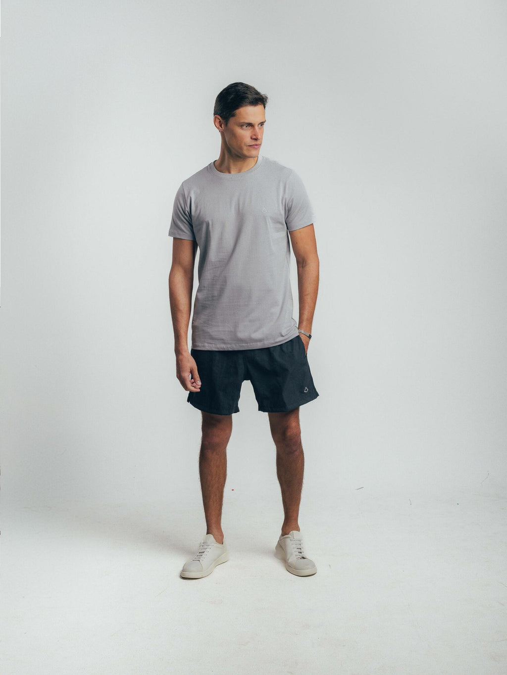 Camiseta Essentials Giz