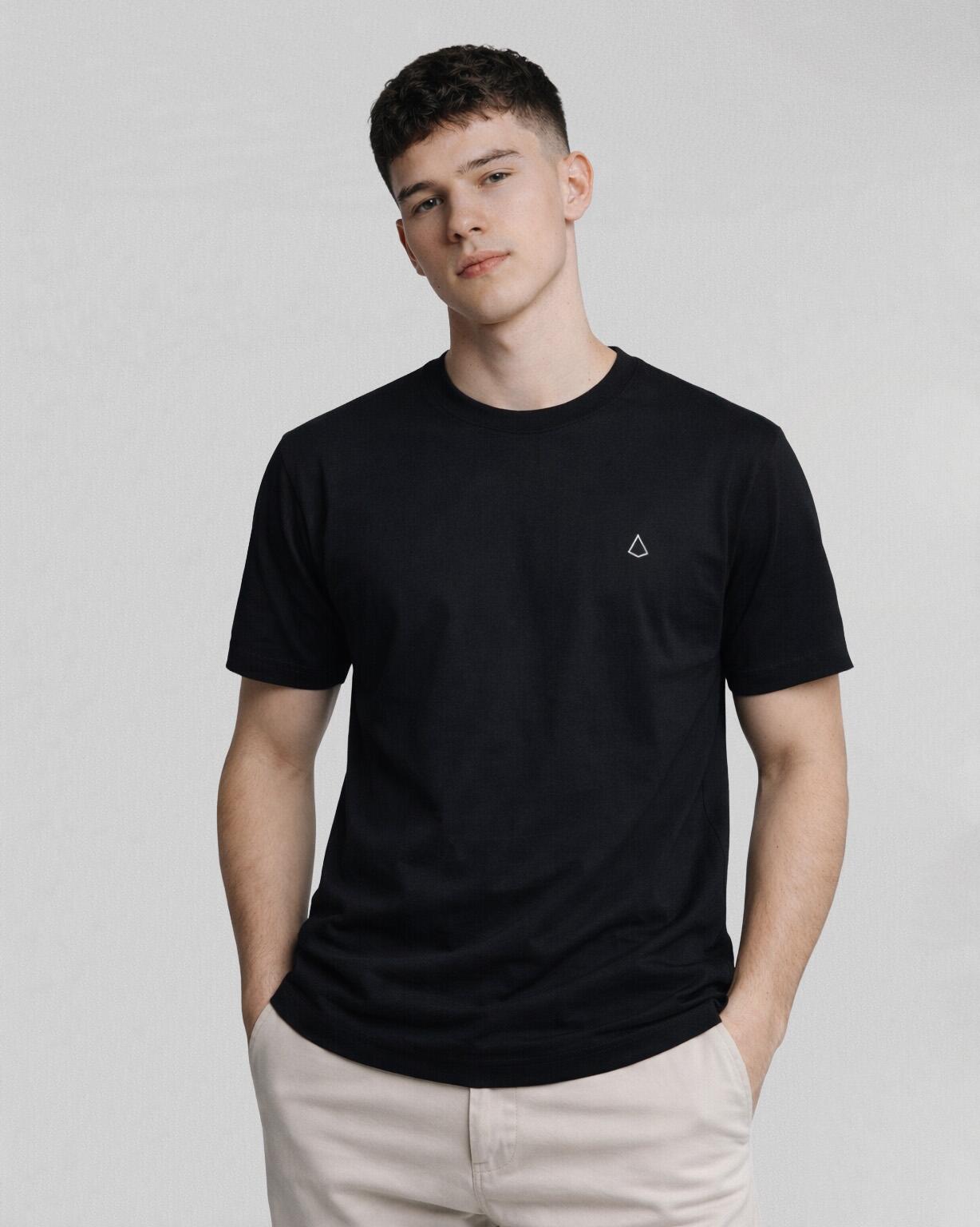 Camiseta Essentials Black