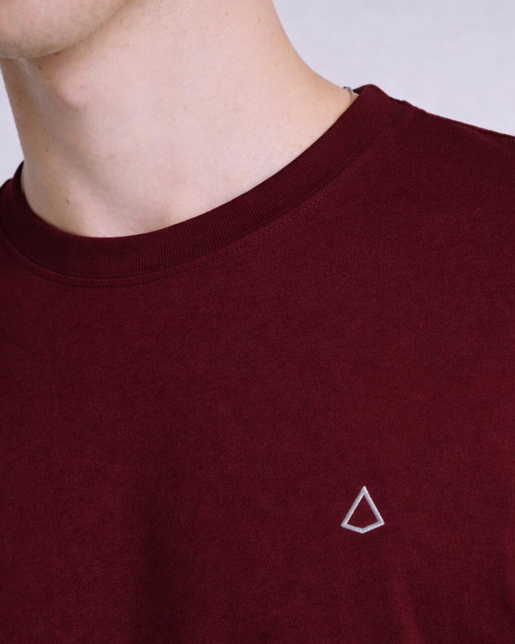 Camiseta Essentials Cabernet
