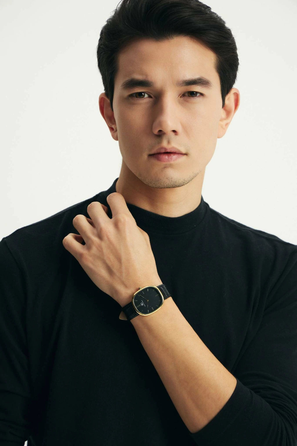 Relogio Minimalista Oval Croco Moncler com Fundo Preto e Pulseira de Couro Preto